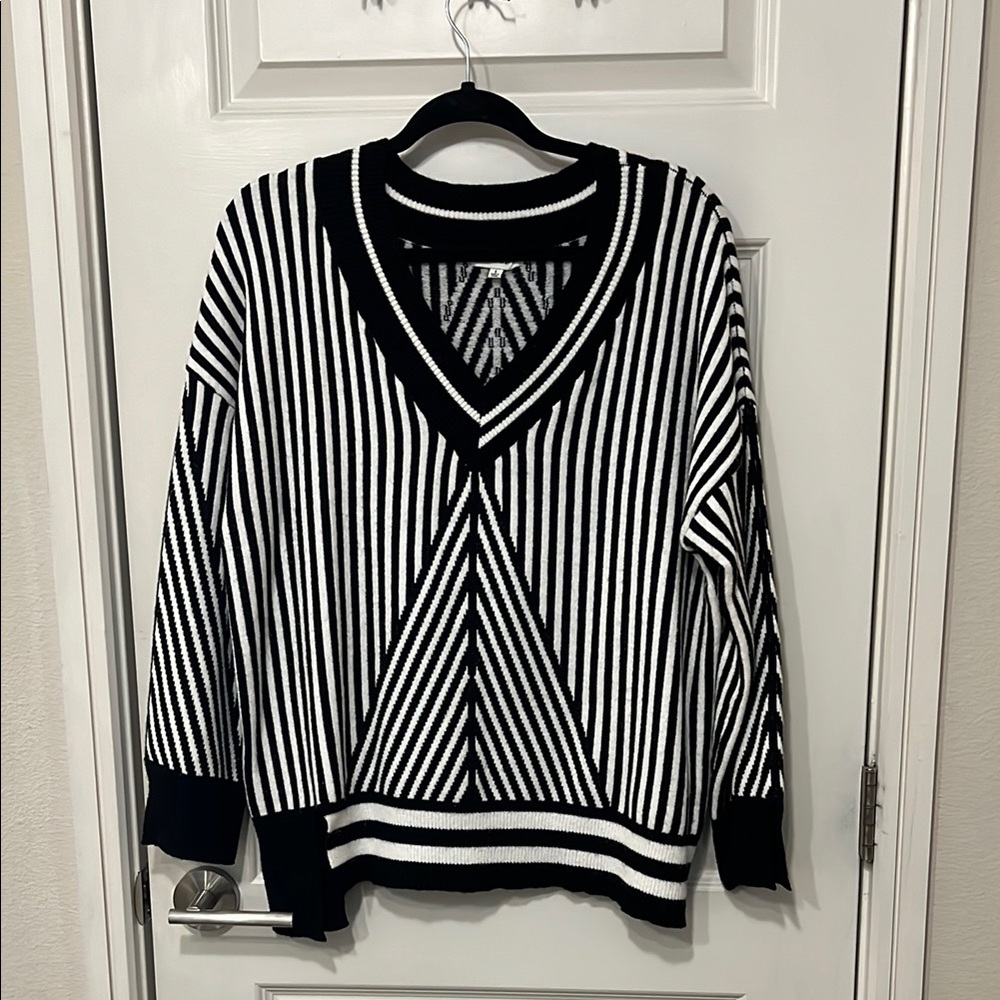 Moon River Black and White V-Neck Sweater